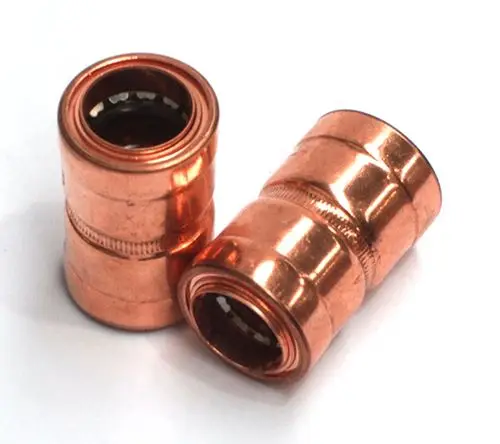 Kupferverbinder, zwei cylindrische Teile mit innenliegendem Gewinde, für die Verbindung von Rohren, möglicherweise verwendet in Daikin-Systemen.